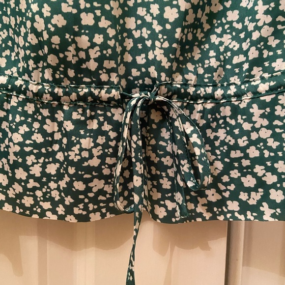 Beautiful Green Blouse with Flowers - Picture 3 of 5